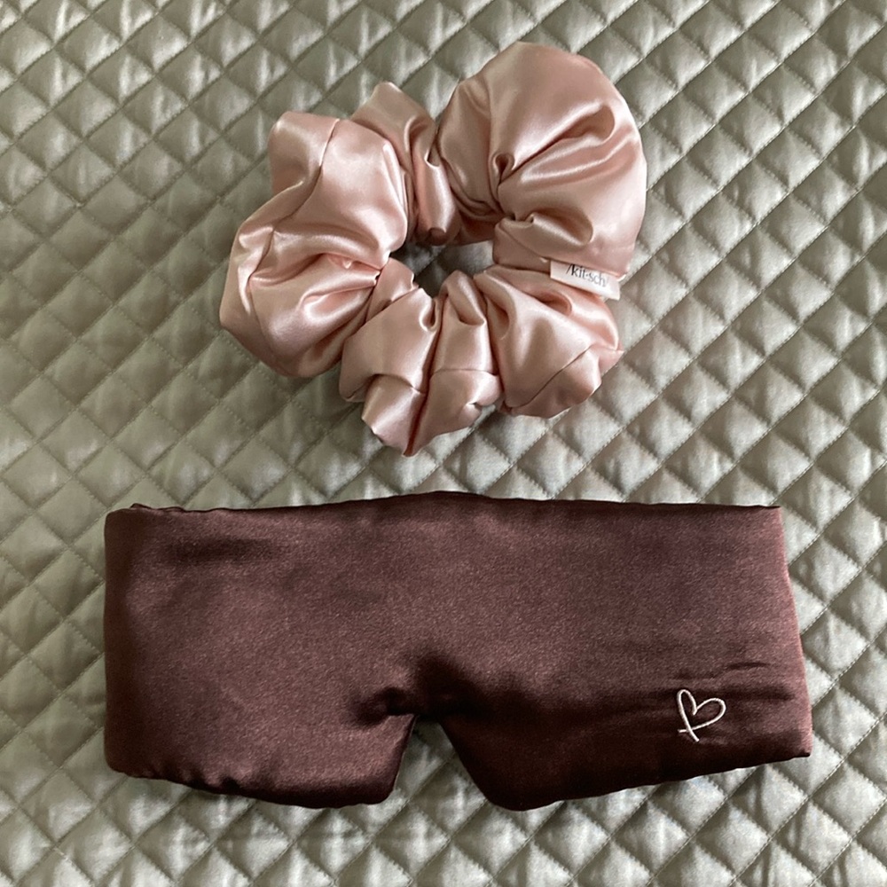 Kitsch Oversized Blush Scrunchie and Chocolate Eye Mask Set NWOT